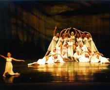 Mais de 15 mil alunos e de mil apresentações: Escola de Dança Teatro Guaíra celebra 70 anos