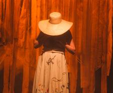 “Aos Companheiros de Estrada” retorna a Curitiba e transforma o sertão em travessia viva no palco do miniauditório do Guaíra