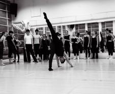 Aula com bailarino do Grupo Corpo amplia formação de alunos da EDTG