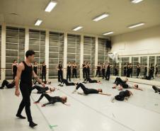 Aula com bailarino do Grupo Corpo amplia formação de alunos da EDTG