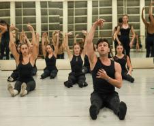 Aula com bailarino do Grupo Corpo amplia formação de alunos da EDTG