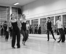 Aula com bailarino do Grupo Corpo amplia formação de alunos da EDTG