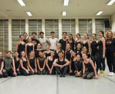 Aula com bailarino do Grupo Corpo amplia formação de alunos da EDTG