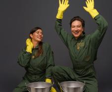 "Muito Dinheiro Envolvido" comédia com Andy Gercker e Fernanda Magnani estreia no Teatro José Maria Santos