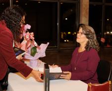 Lançamento de livro sobre os 40 anos da Orquestra reúne mais de 500 pessoas no Centro Cultural Teatro Guaíra
