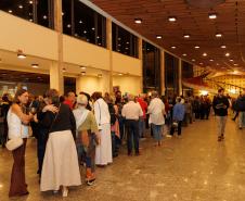 Lançamento de livro sobre os 40 anos da Orquestra reúne mais de 500 pessoas no Centro Cultural Teatro Guaíra