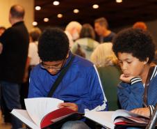 Lançamento de livro sobre os 40 anos da Orquestra reúne mais de 500 pessoas no Centro Cultural Teatro Guaíra