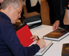 Lançamento de livro sobre os 40 anos da Orquestra reúne mais de 500 pessoas no Centro Cultural Teatro Guaíra