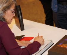 Lançamento de livro sobre os 40 anos da Orquestra reúne mais de 500 pessoas no Centro Cultural Teatro Guaíra