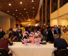 Lançamento de livro sobre os 40 anos da Orquestra reúne mais de 500 pessoas no Centro Cultural Teatro Guaíra