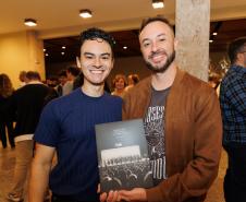 Lançamento de livro sobre os 40 anos da Orquestra reúne mais de 500 pessoas no Centro Cultural Teatro Guaíra