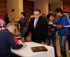 Lançamento de livro sobre os 40 anos da Orquestra reúne mais de 500 pessoas no Centro Cultural Teatro Guaíra