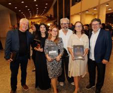 Lançamento de livro sobre os 40 anos da Orquestra reúne mais de 500 pessoas no Centro Cultural Teatro Guaíra