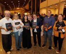 Lançamento de livro sobre os 40 anos da Orquestra reúne mais de 500 pessoas no Centro Cultural Teatro Guaíra