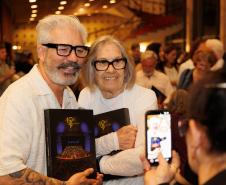 Lançamento de livro sobre os 40 anos da Orquestra reúne mais de 500 pessoas no Centro Cultural Teatro Guaíra