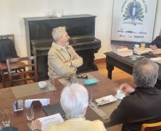 A entrega aconteceu na quarta-feira (06) durante o tradicional Café da Manhã dos Imortais e  os membros da academia acompanharam uma exposição sobre a obra pelo diretor artístico  do Centro Cultural Teatro Guaíra Áldice Lopes