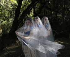 As bailarinas Bruna Vicente, Amanda Soares e Marcela Pinho interpretam as "Giselles" em um dos elencos
