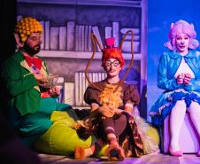 "EBA! A Extraordinária Biblioteca de Alexandria" da Alameda Cia. Teatral celebra o universo da literatura