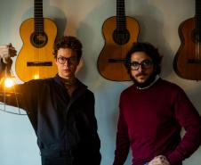 “Canções do Brasil” reúne Ayrton Montarroyos e João Camarero em concerto de voz e violão no Teatro Guarinha