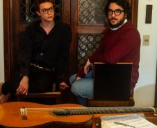 “Canções do Brasil” reúne Ayrton Montarroyos e João Camarero em concerto de voz e violão no Teatro Guarinha