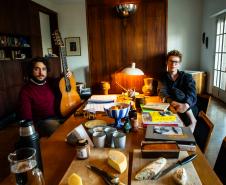 “Canções do Brasil” reúne Ayrton Montarroyos e João Camarero em concerto de voz e violão no Teatro Guarinha