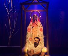 gina Vogue retorna aos palcos com “Desmonte” em nova temporada em Curitiba