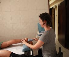 O trabalho de fisioterapia  é fundamental para performance de bailarinos do Teatro Guaíra.
