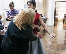 Rose Matias, chefe de costura do Teatro Guaíra, faz os últimos ajustes dos figurinos de GiselleS