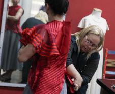 Rose Matias, chefe de costura do Teatro Guaíra, faz os últimos ajustes dos figurinos de GiselleS