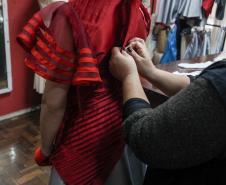 Rose Matias, chefe de costura do Teatro Guaíra, faz os últimos ajustes dos figurinos de GiselleS