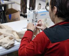 Figurinos de GiselleS são produzidos no setor de costura do Teatro Guaíra