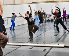Teatro Guaíra oferece curso gratuito de técnicas corporais para artistas do movimento
