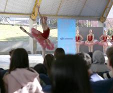 Projeto "Pátios" Pátios leva dança para as quadras de escolas públicas, com a missão de descentralizar o acesso às artes em todo o Paraná.