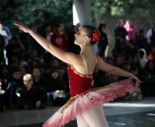 Projeto "Pátios"  Pátios leva dança para as quadras de escolas públicas, com a missão de descentralizar o acesso às artes em todo o Paraná.