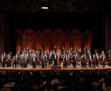 Orquestra Sinfônica do Paraná no palco do Guairão