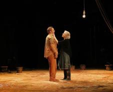 Premiado “Tom na Fazenda”, com Armando Babaioff, retorna ao Teatro Guaíra