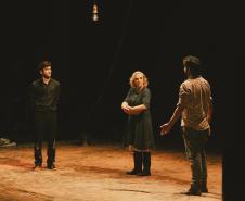 Premiado “Tom na Fazenda”, com Armando Babaioff, retorna ao Teatro Guaíra