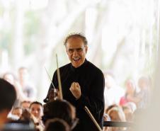 Orquestra Sinfônica do Paraná apresenta neste sábado (26) repertório que celebra a música e a cultura paranaense no Auditório do MON