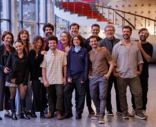 Elenco e Paulo de Moraes, diretor geral do espetáculo.