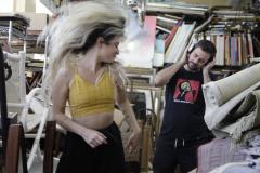 Os atores em cenas da peça.