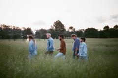 Banda em ensaio fotográfico para álbum