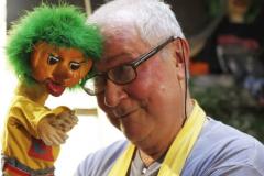 O artista ao lado de um boneco, da sua grande arte.