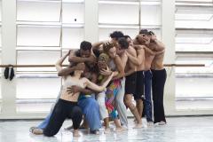 Bailarinos e bailarinas executam parte da coreografia no estúdio de dança do Balé Teatro Guaíra. 