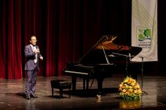 Álvaro no palco do Teatro Guaíra