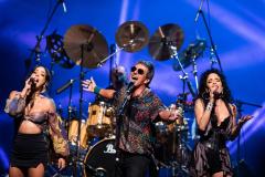 banda em cima do palco com instrumentos ao fundo 