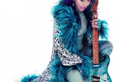 Baby em ensaio fotográfico com figurino de shows em roxo e turquesa