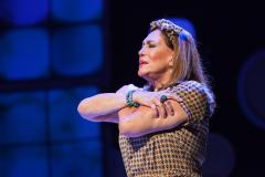 susana vieira abraçando a si própria em cena