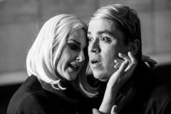 Imagem preta e branca, personagens atuando