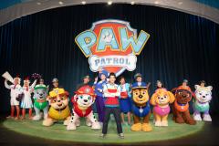 personagens posando para foto com brasão da Patrulha Canina ao fundo