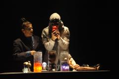 Cena da peça Frankinh@ - Uma História em Pedacinhos